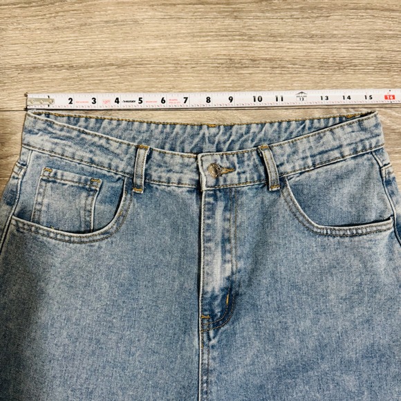 Bohemian Distressed Denim Shorts Daisy Embroidered Cutoff Raw Hem Light Wash L - Picture 8 of 11